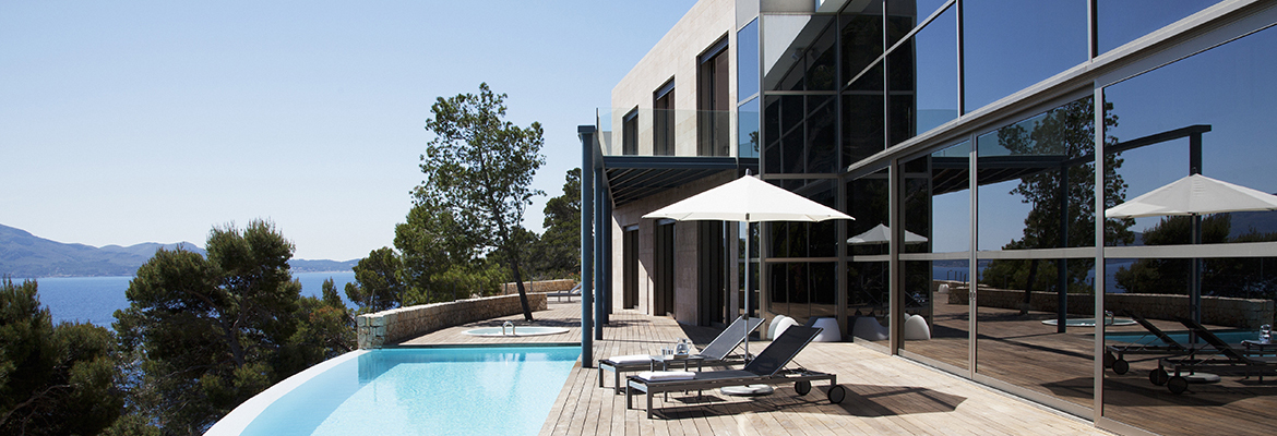 ภาพโรงแรมและสระว่ายน้ำ