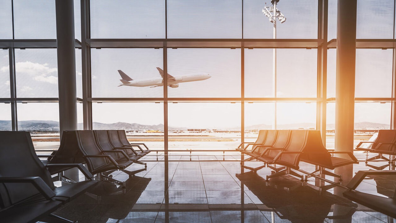 femme voyageant dans un aéroport international