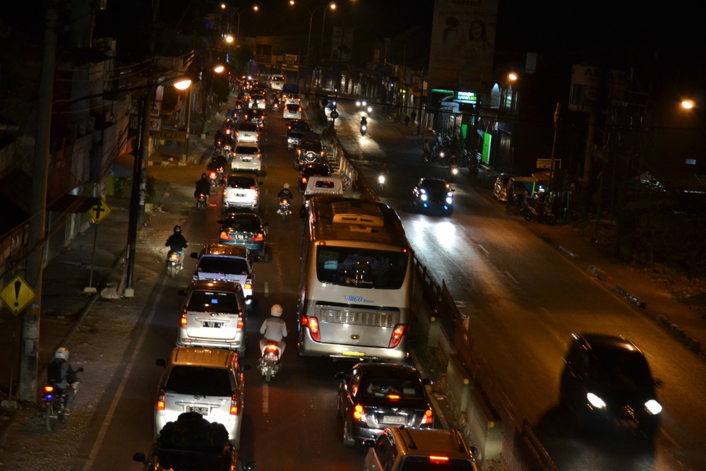 Naik Mobil Malam Hari