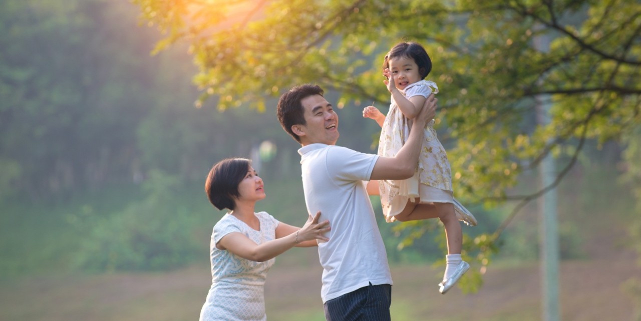 Epi Taione throwing a frisbee