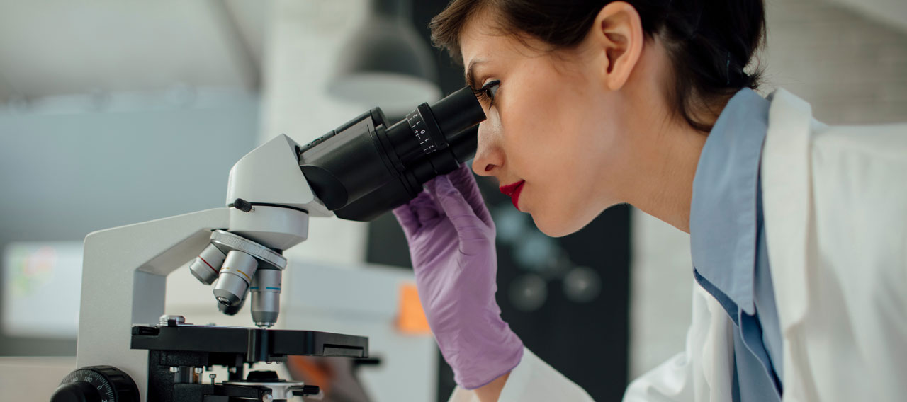 woman using microscope
