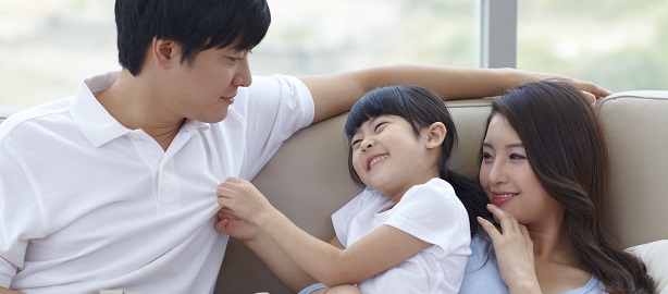 ครอบครัวพ่อแม่ลูกกำลังหยอกล้อกันอย่างมีความสุข