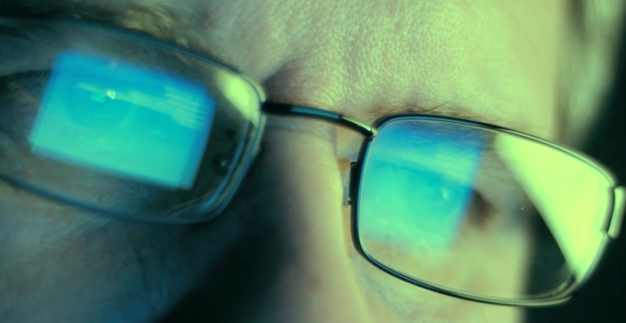 computer screen reflection on eye glasses