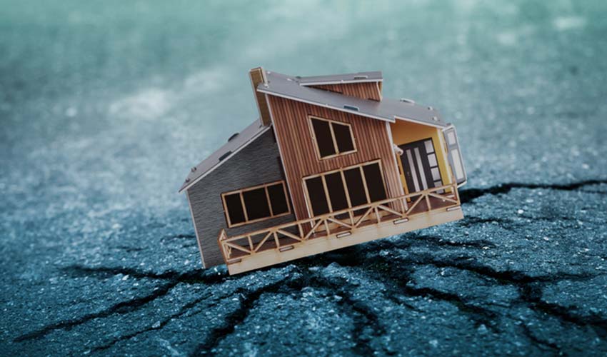 Earthquake-crisis-house-risk-insurance-concept