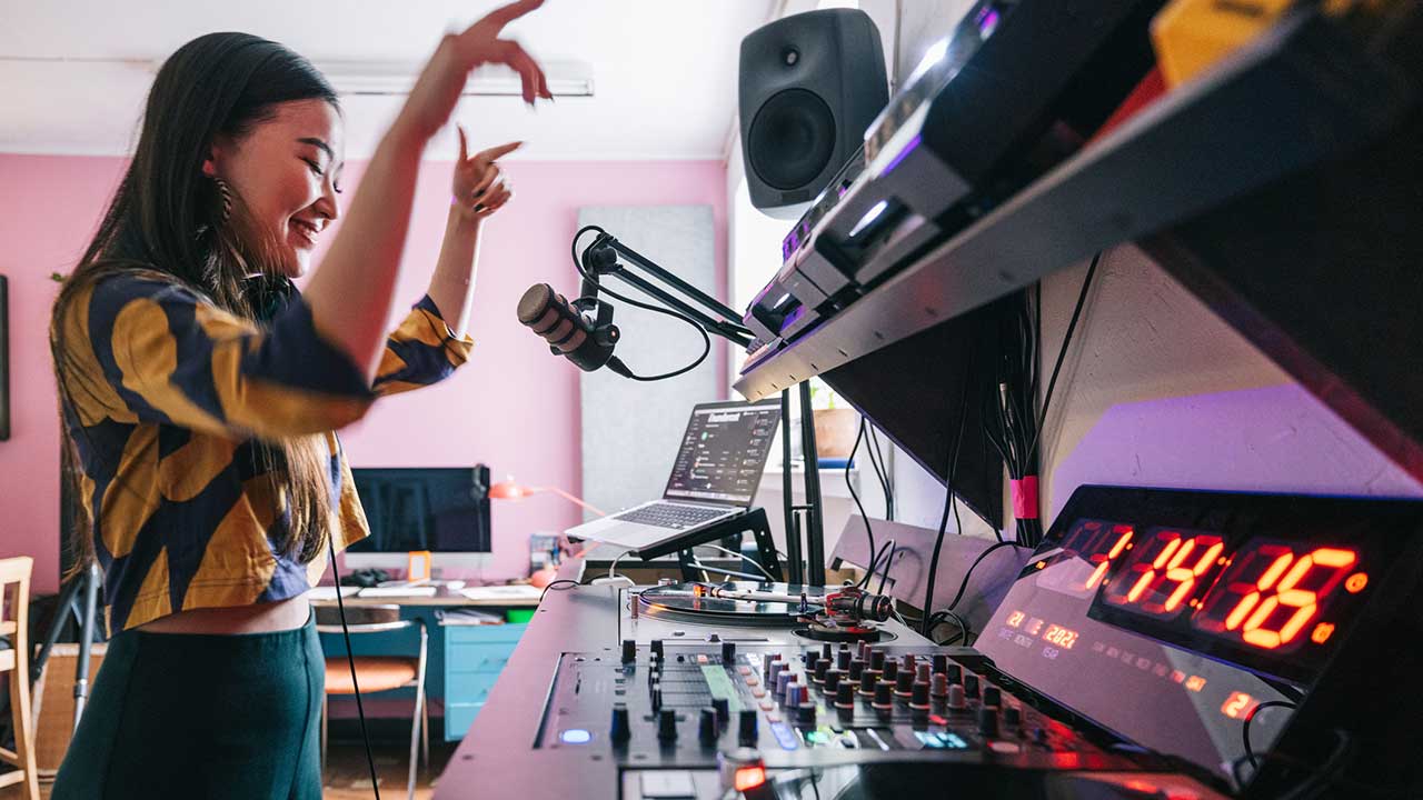 dj making music