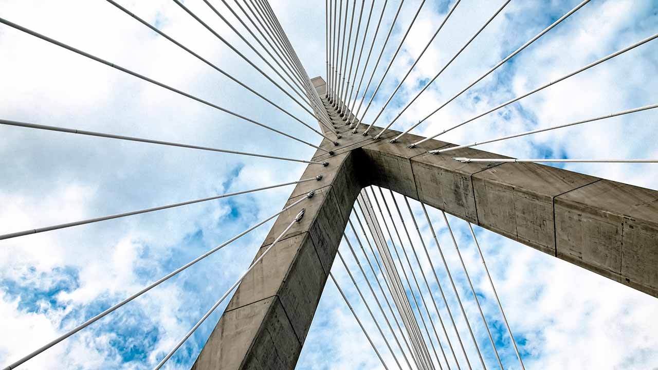 pont moderne avec câbles avec fond de ciel bleu