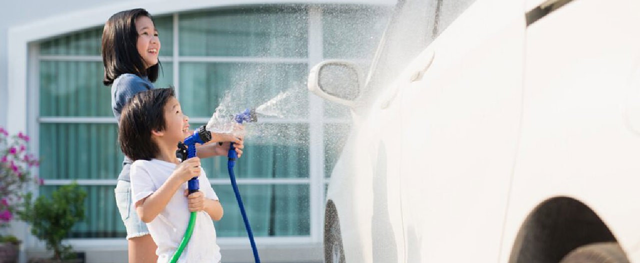 children washing car