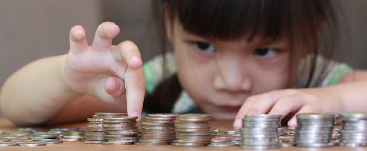 kid counting coins