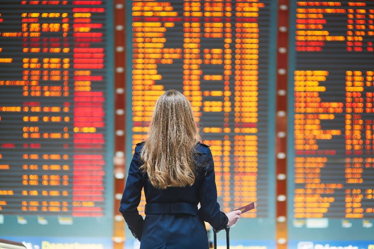 femme voyageant dans un aéroport international