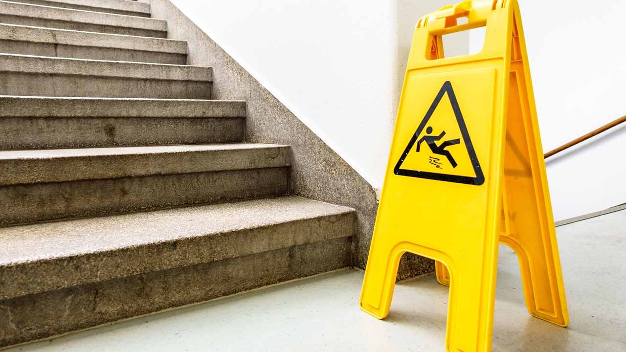 panneau "Attention sol mouillé" dans un escalier