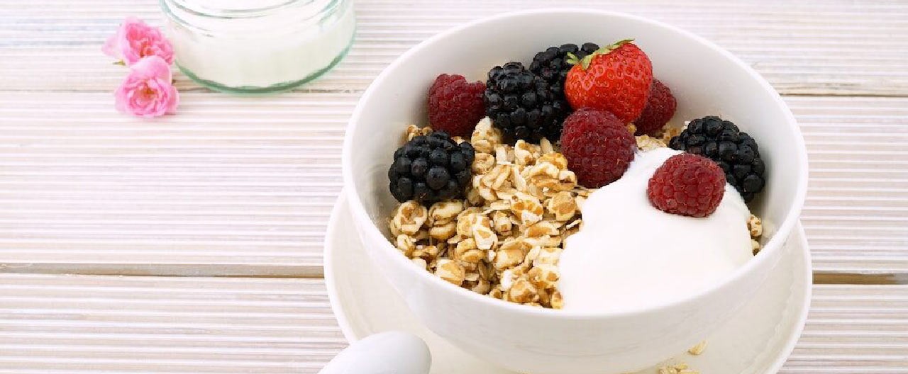 granola yogurt with berries