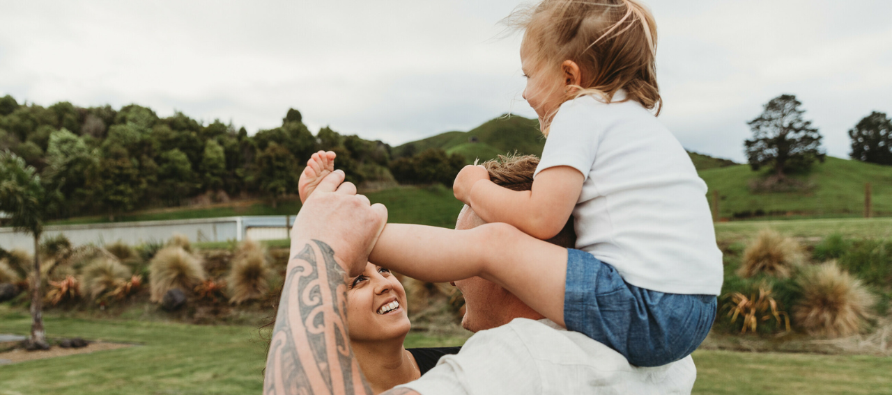 kid on dad's shoulders